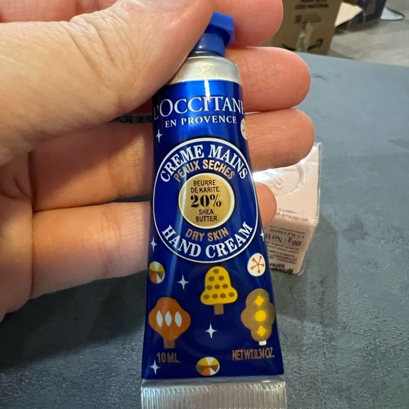 NEW L’OCCITANE TRAVEL SET - Picture 4 of 5